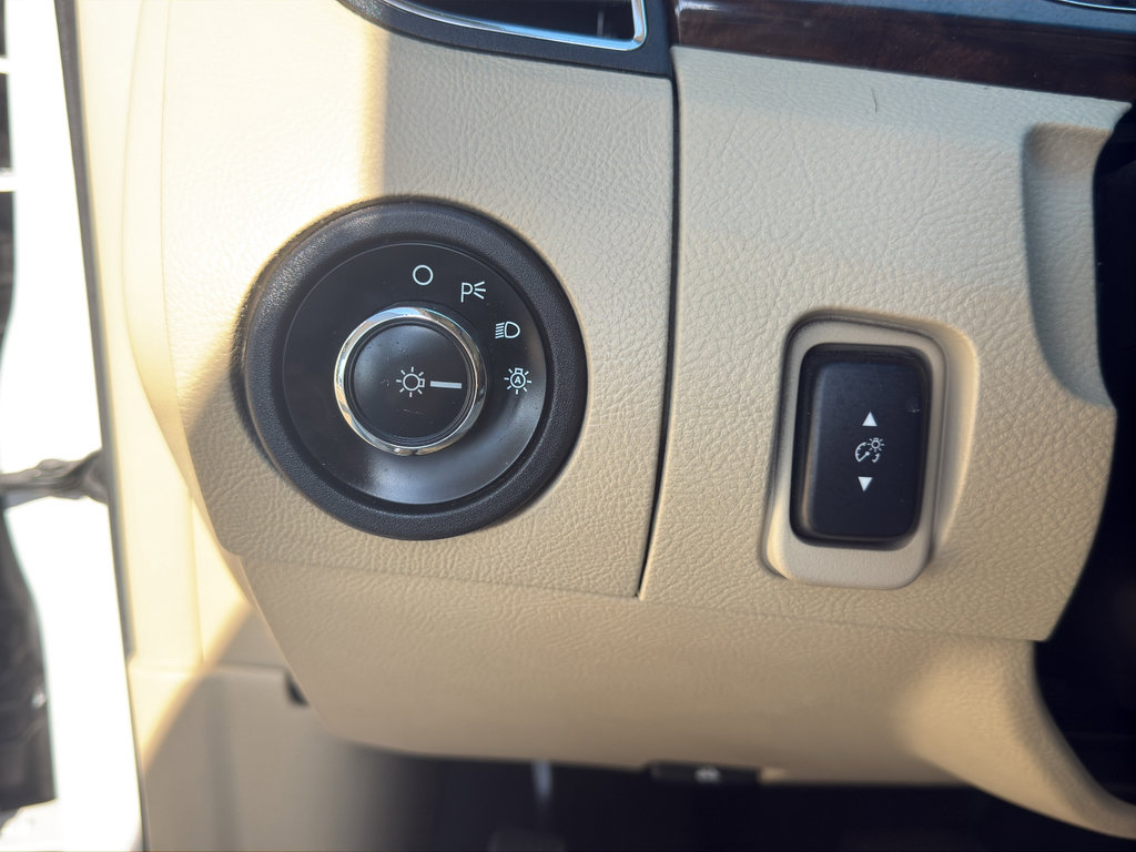 Used 2018 Ford Taurus Limited image 12