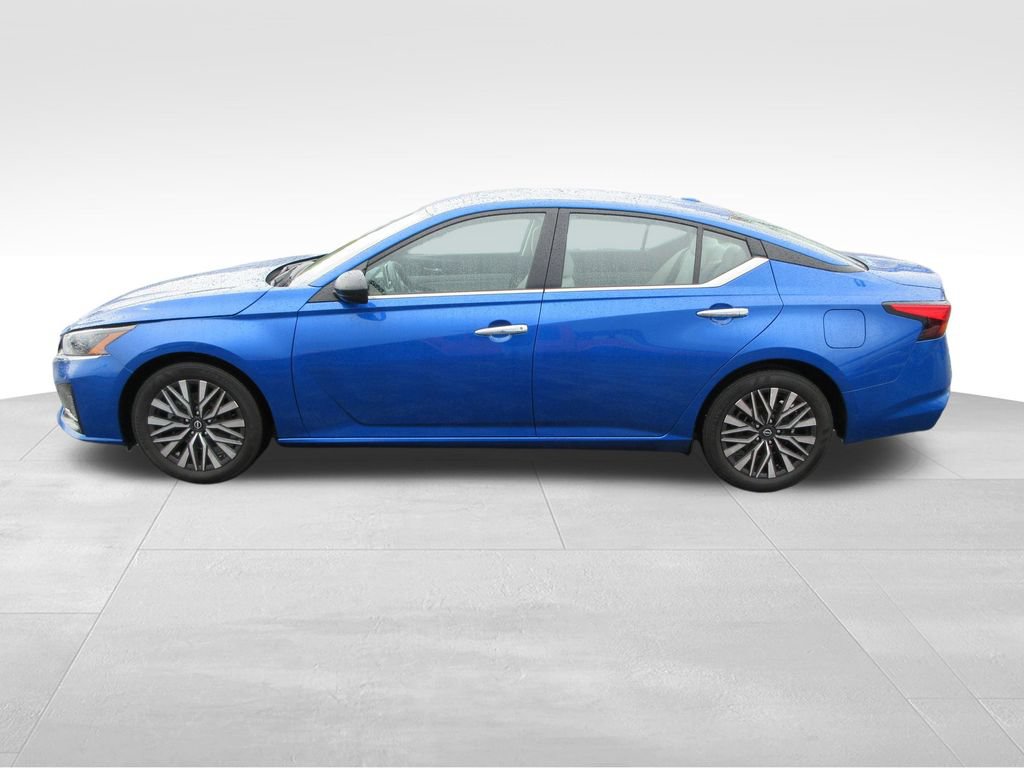 Used 2025 Nissan Altima 2.5 SV FWD image 2