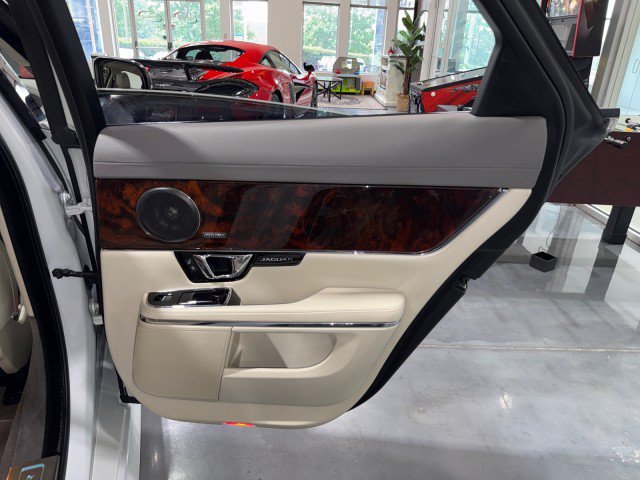 Used 2016 Jaguar XJ R-Sport RWD image 54