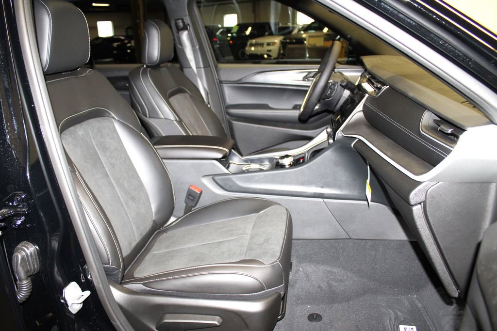 New 2025 Jeep Grand Cherokee Altitude image 31