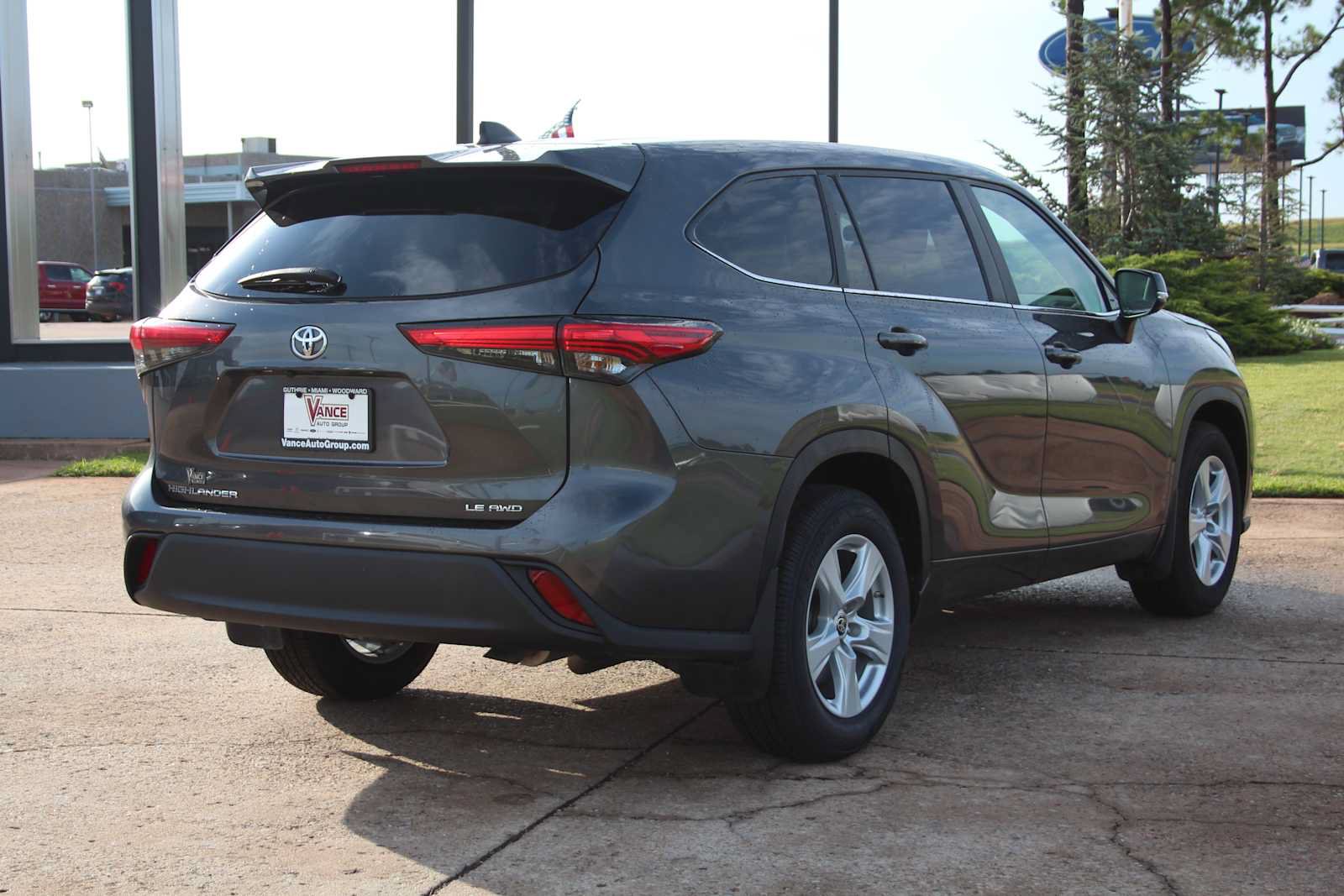 Used 2023 Toyota Highlander LE AWD/4WD image 11