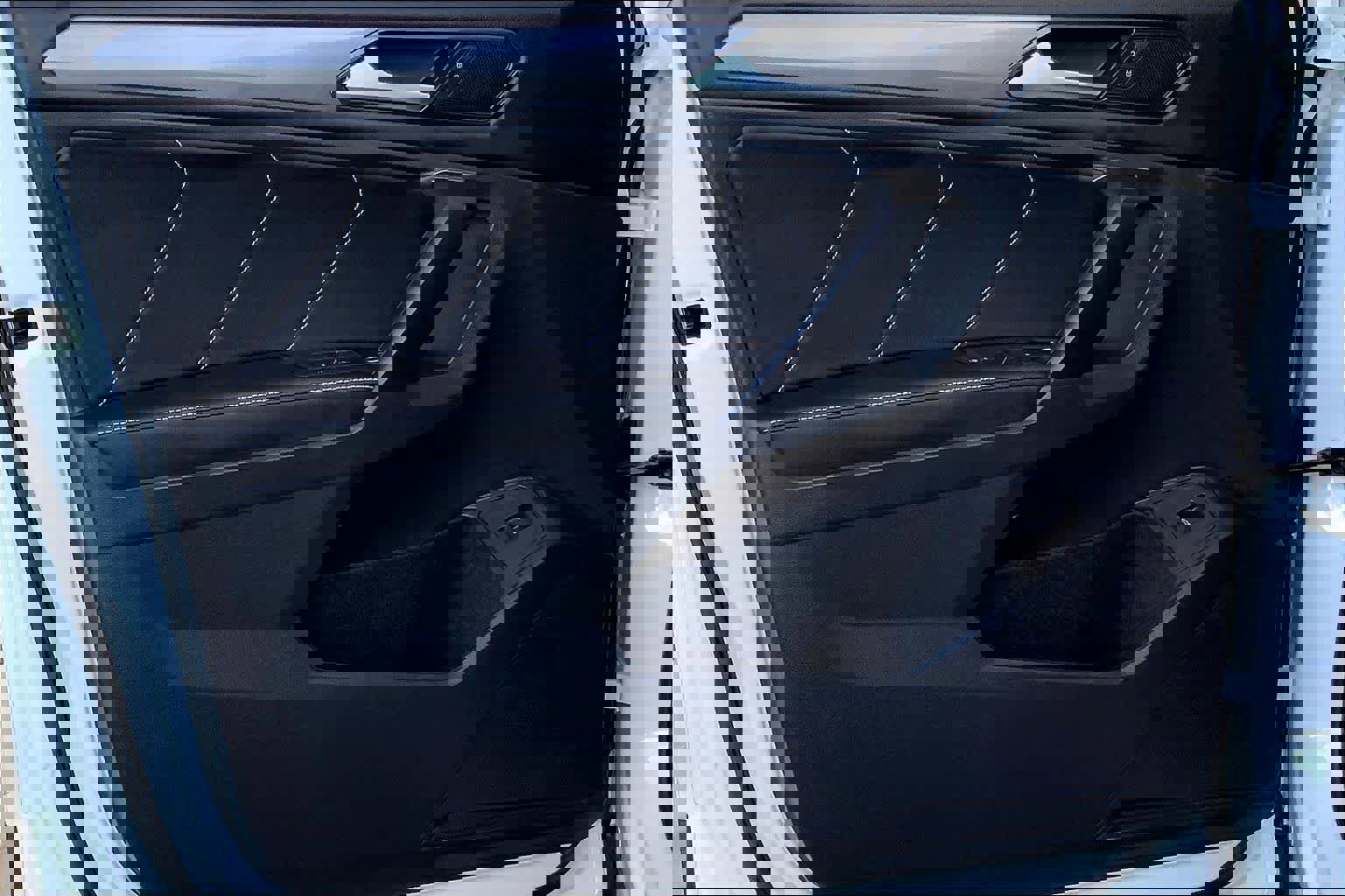 Used 2022 Volkswagen Tiguan SE w/ Panoramic Sunroof Package image 22