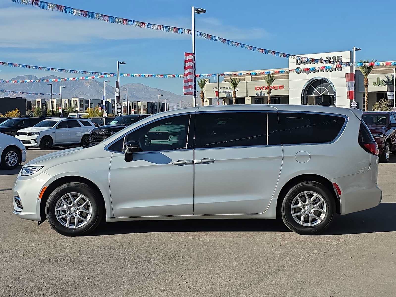 Used 2026 Chrysler Pacifica Select FWD image 5