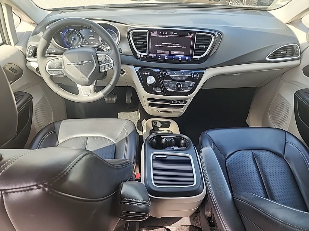 Used 2023 Chrysler Pacifica Touring-L image 14