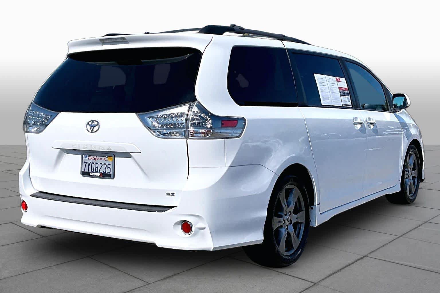 Used 2017 Toyota Sienna SE w/ SE Preferred Package FWD image 12