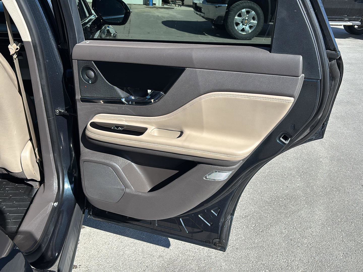 Used 2020 Lincoln Corsair Reserve w/ Equipment Group 202A image 22