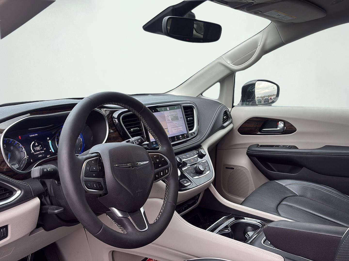 Used 2023 Chrysler Pacifica Limited w/ Uconnect Theater Family Group image 14