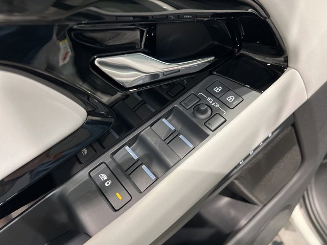 Used 2025 Land Rover Range Rover Evoque S image 16