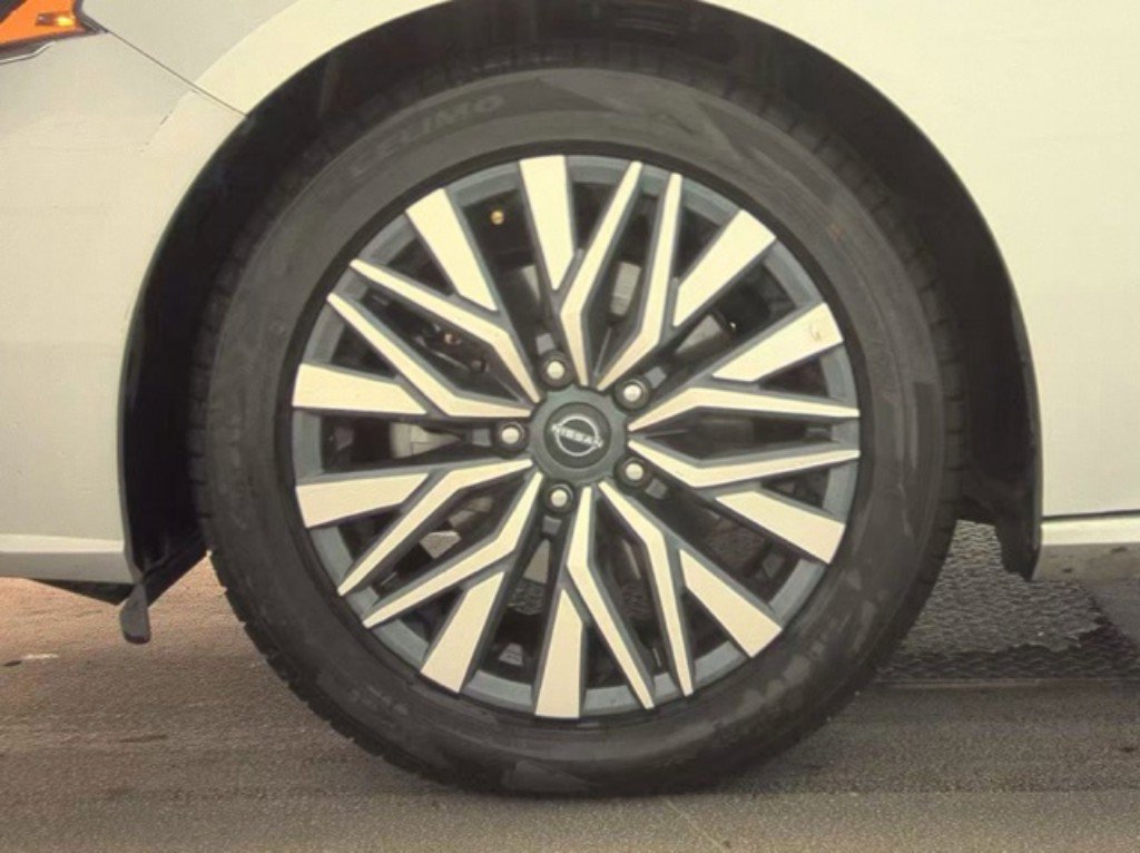 Used 2025 Nissan Altima 2.5 SV FWD image 18