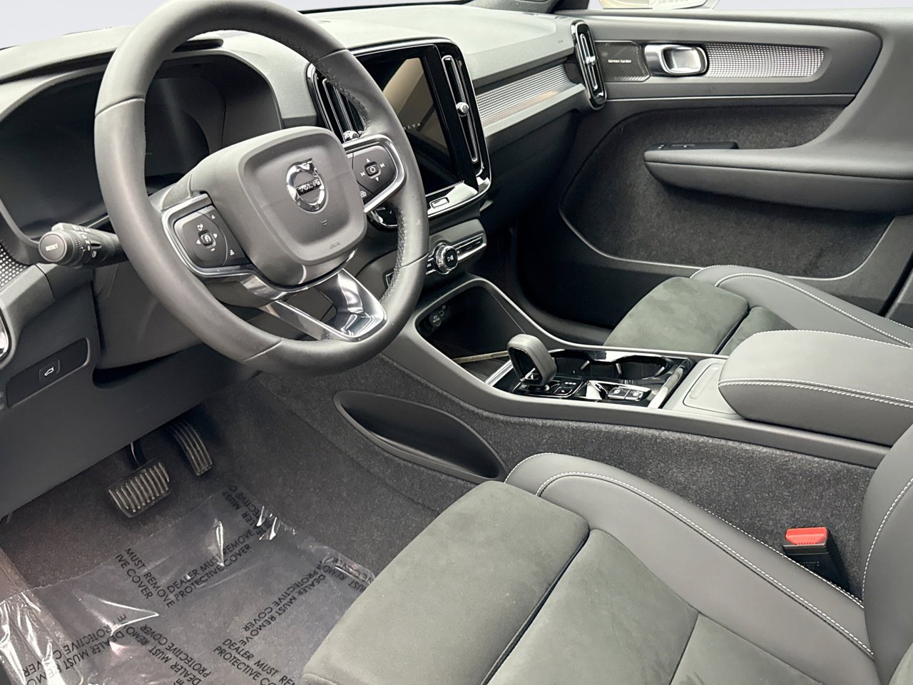Used 2024 Volvo XC40 B5 Plus w/ Protection Package Premier image 10