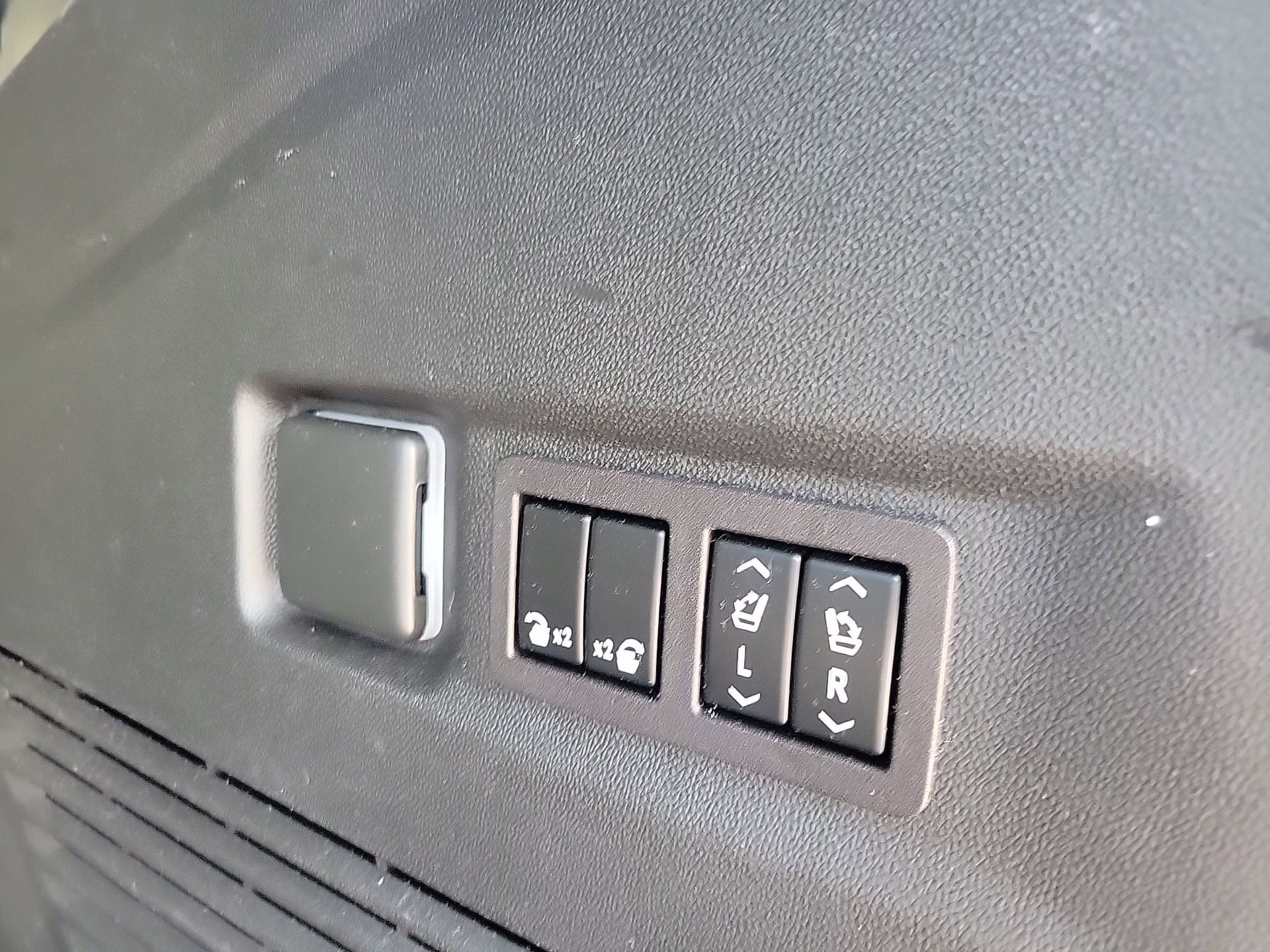 Used 2023 GMC Yukon XL Denali image 17