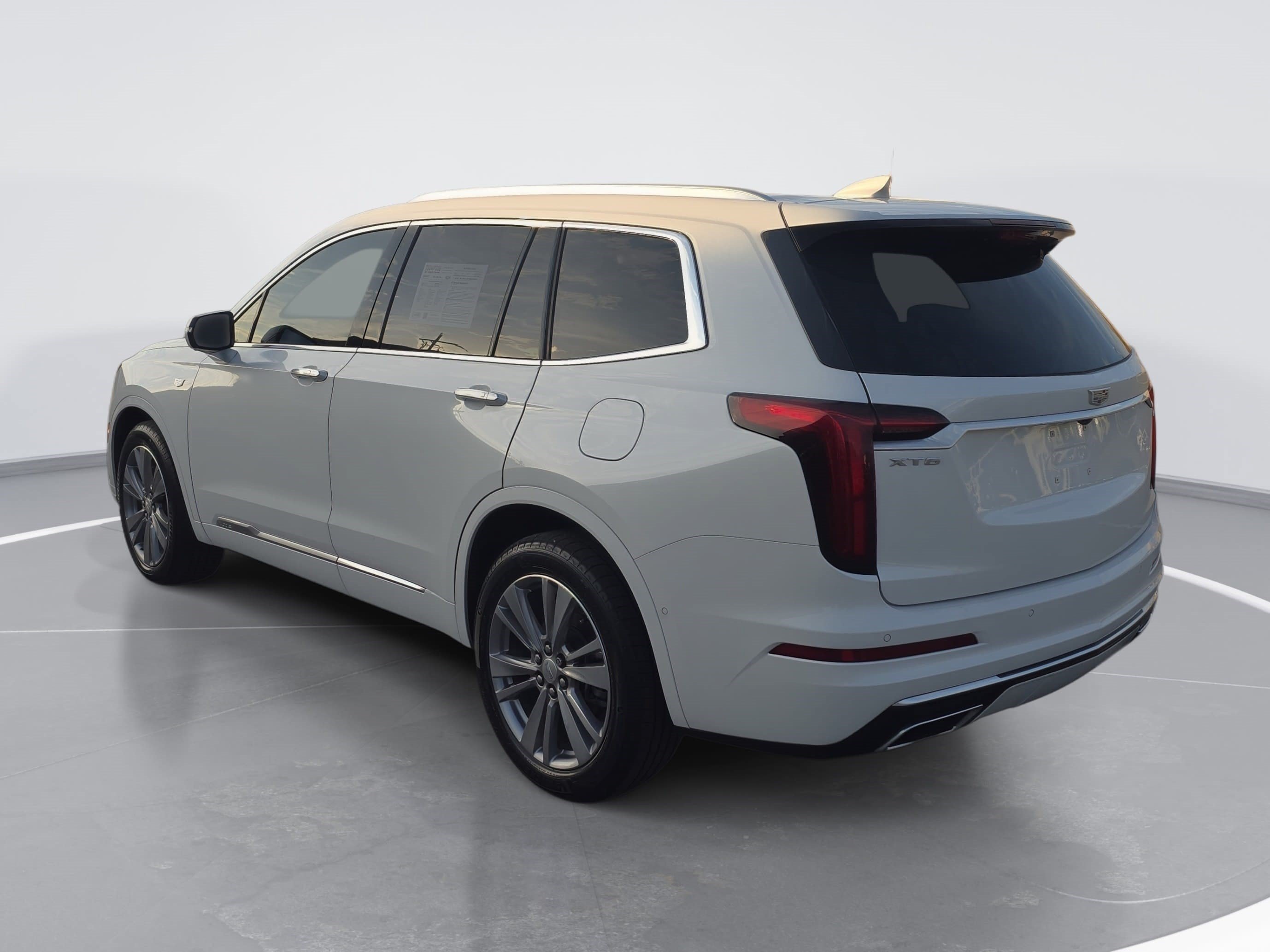 Used 2023 Cadillac XT6 Premium Luxury w/ Technology Package FWD image 5
