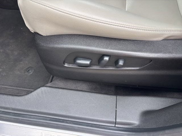 Used 2019 Cadillac XT4 Luxury w/ Cold Weather Package FWD image 12