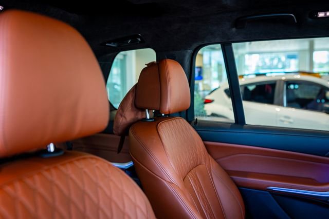 Used 2025 BMW X7 M60i image 8