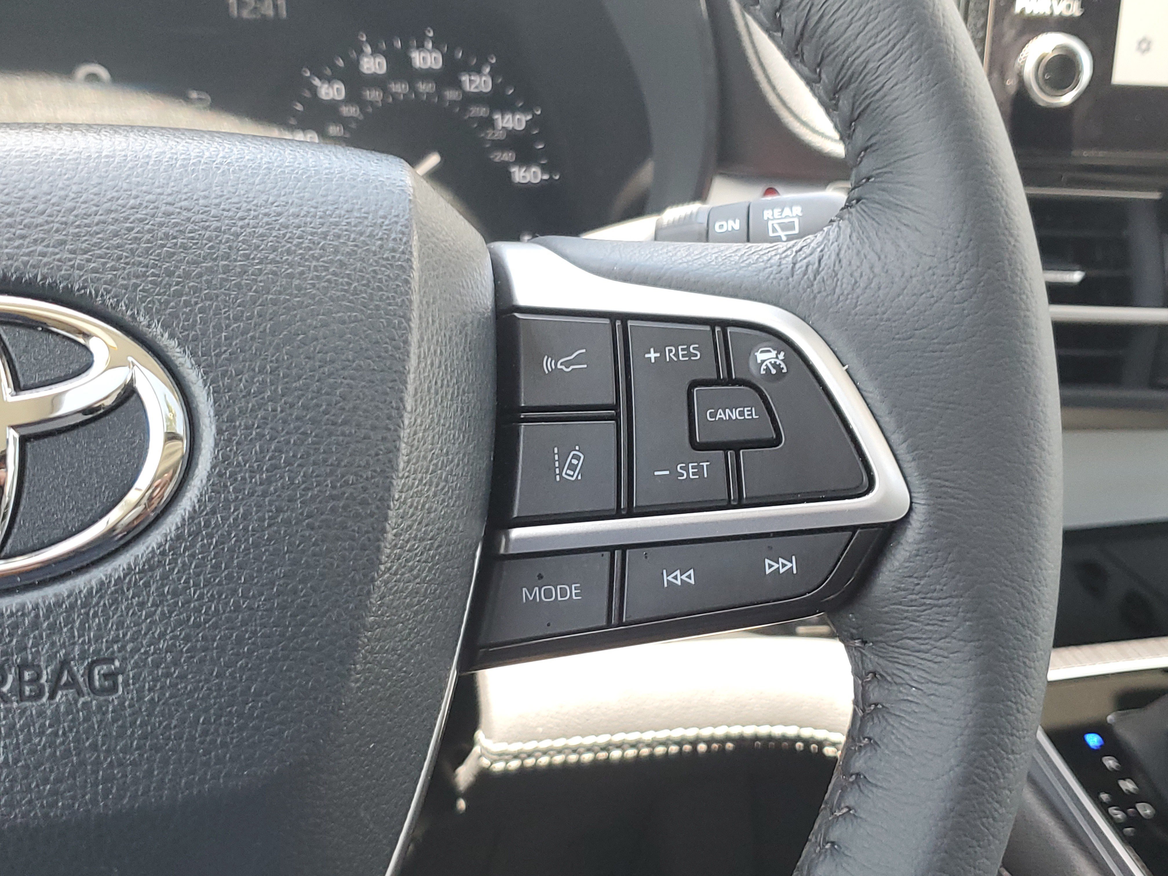 Certified 2025 Toyota Sienna XLE FWD image 26