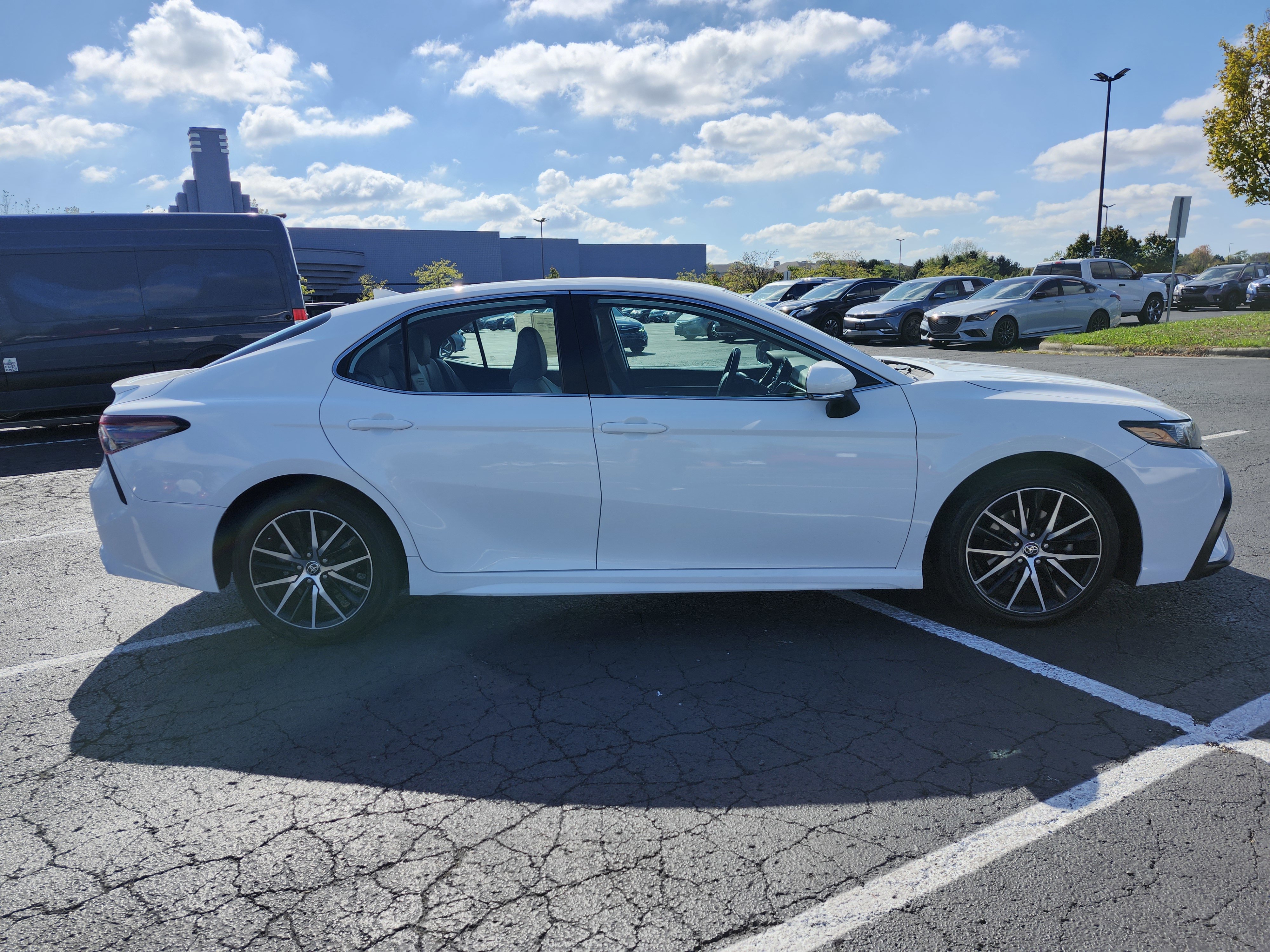 Used 2023 Toyota Camry SE image 12