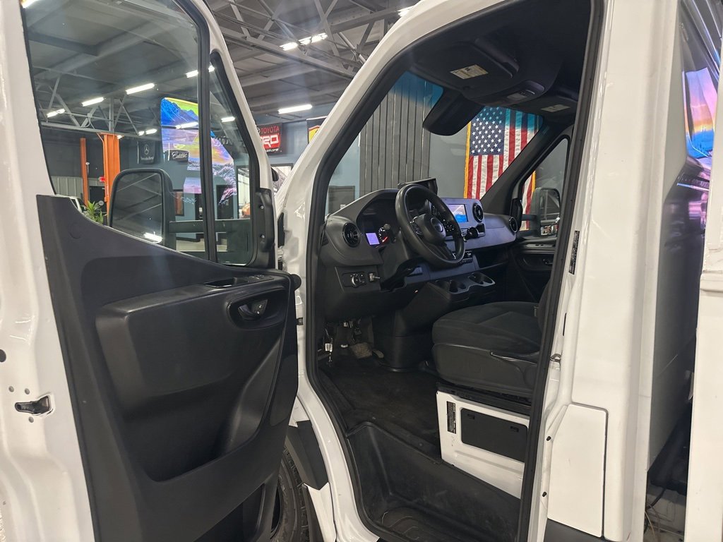 Used 2019 Freightliner Sprinter 3500 w/ Premium Package image 5