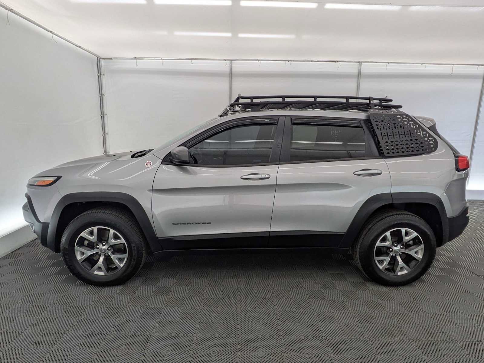 Used 2015 Jeep Cherokee Trailhawk w/ Comfort/Convenience Group AWD/4WD image 3