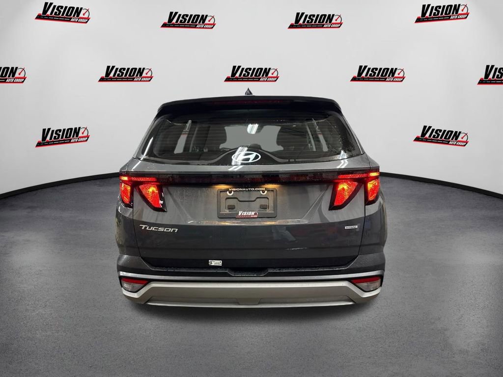 Certified 2025 Hyundai Tucson SE image 6