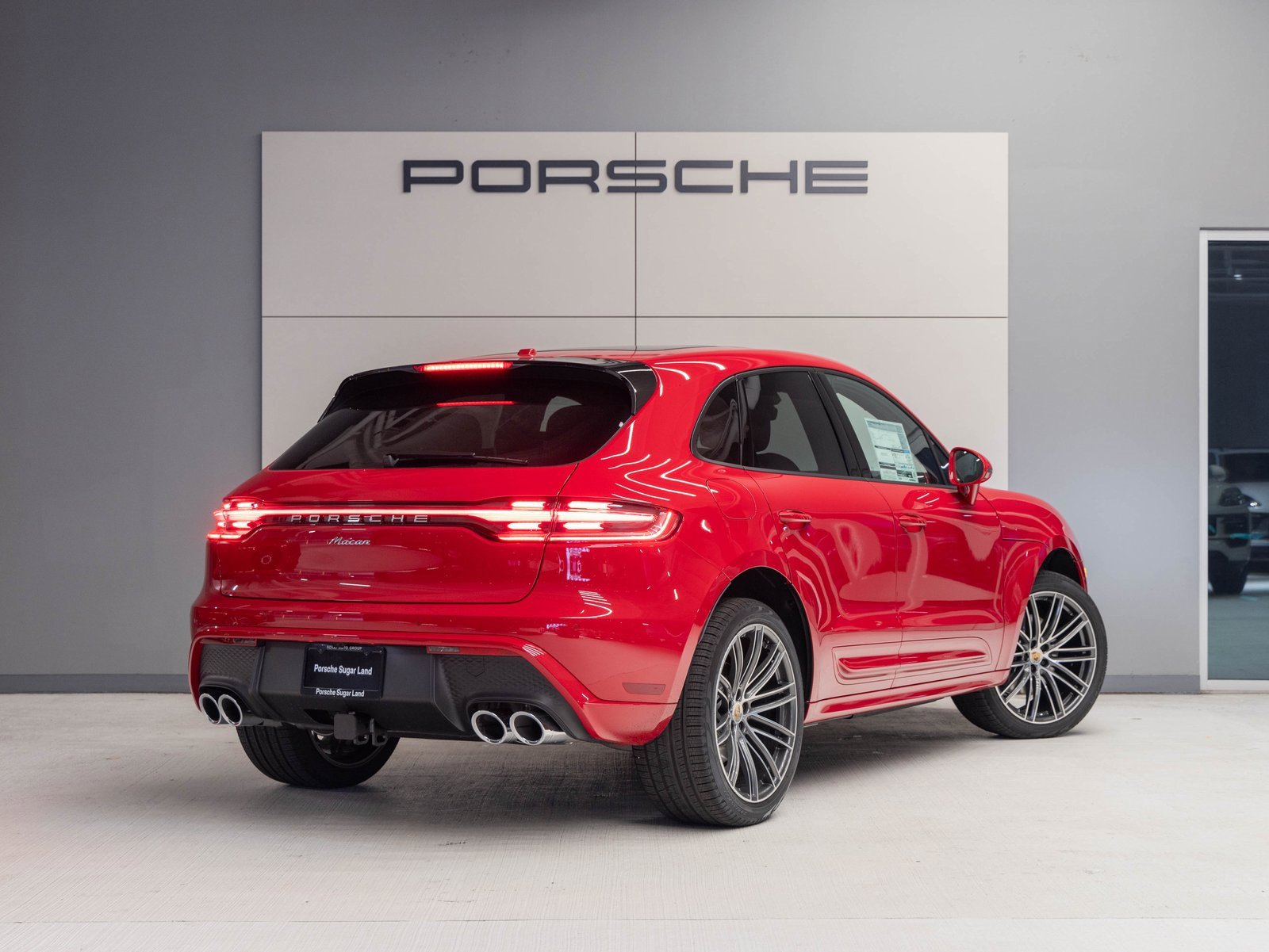 Certified 2025 Porsche Macan image 7
