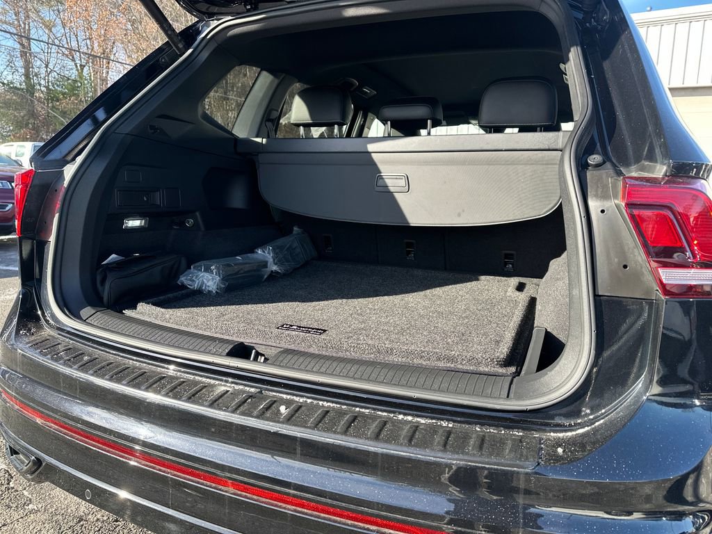 Certified 2022 Volkswagen Tiguan SE R-Line image 15