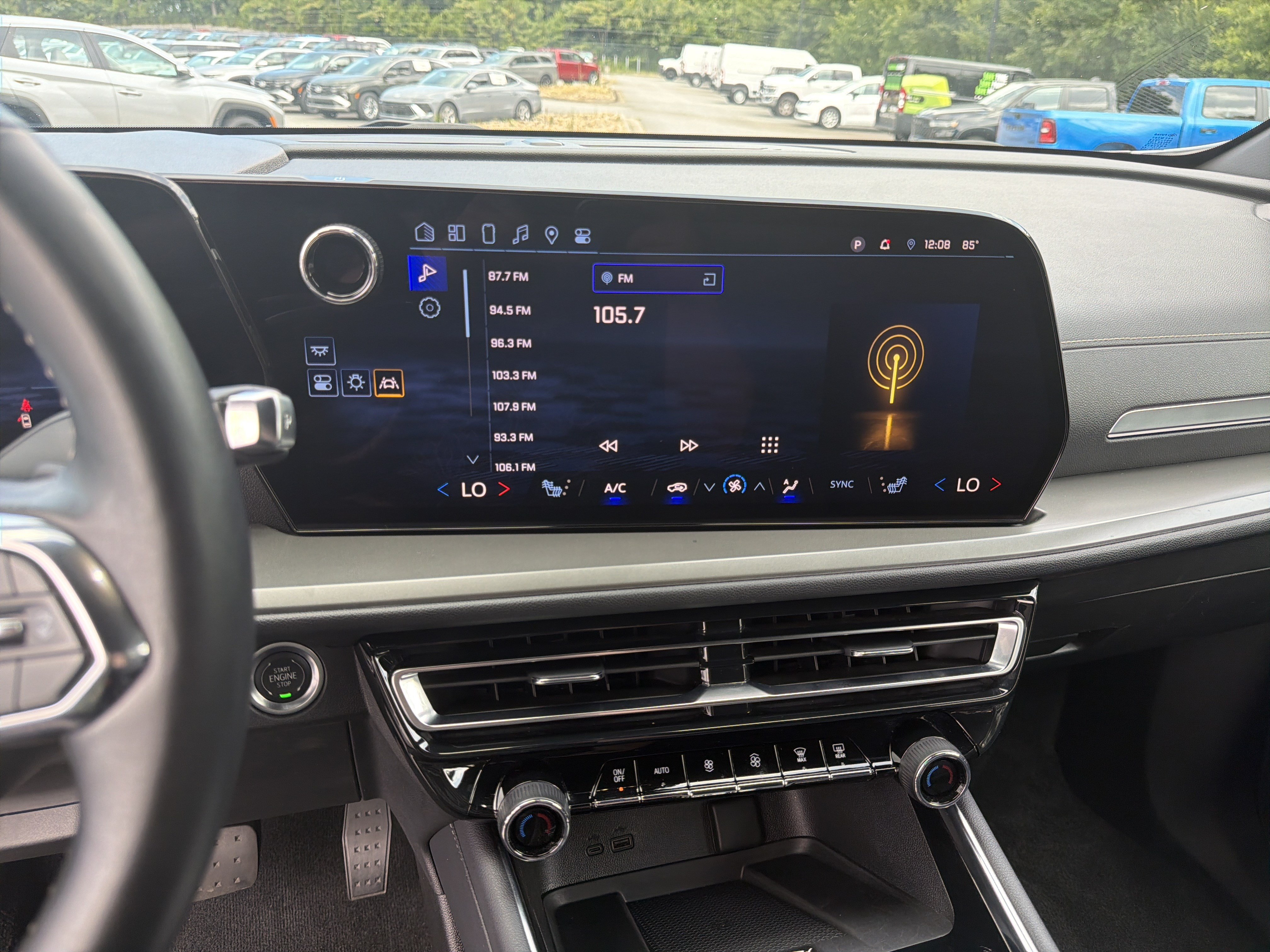 Used 2025 Chevrolet Traverse LT FWD image 33