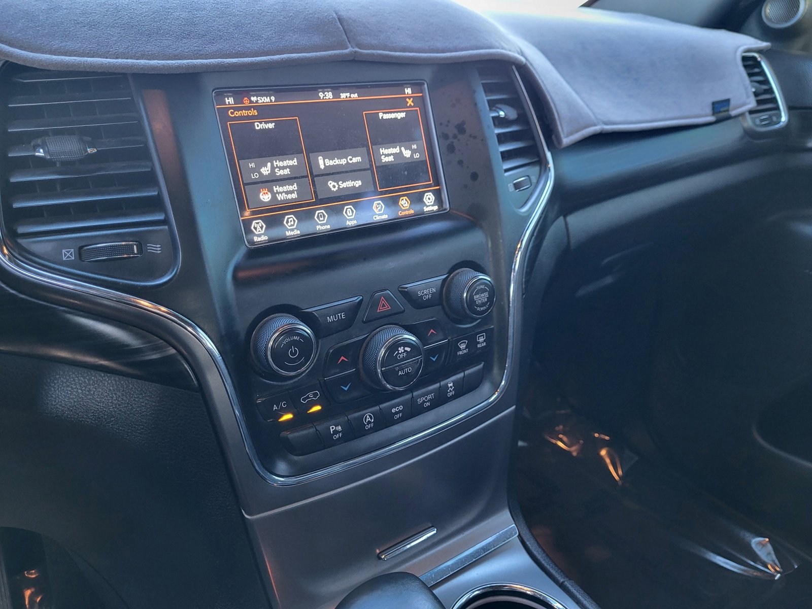 Used 2019 Jeep Grand Cherokee Laredo image 11