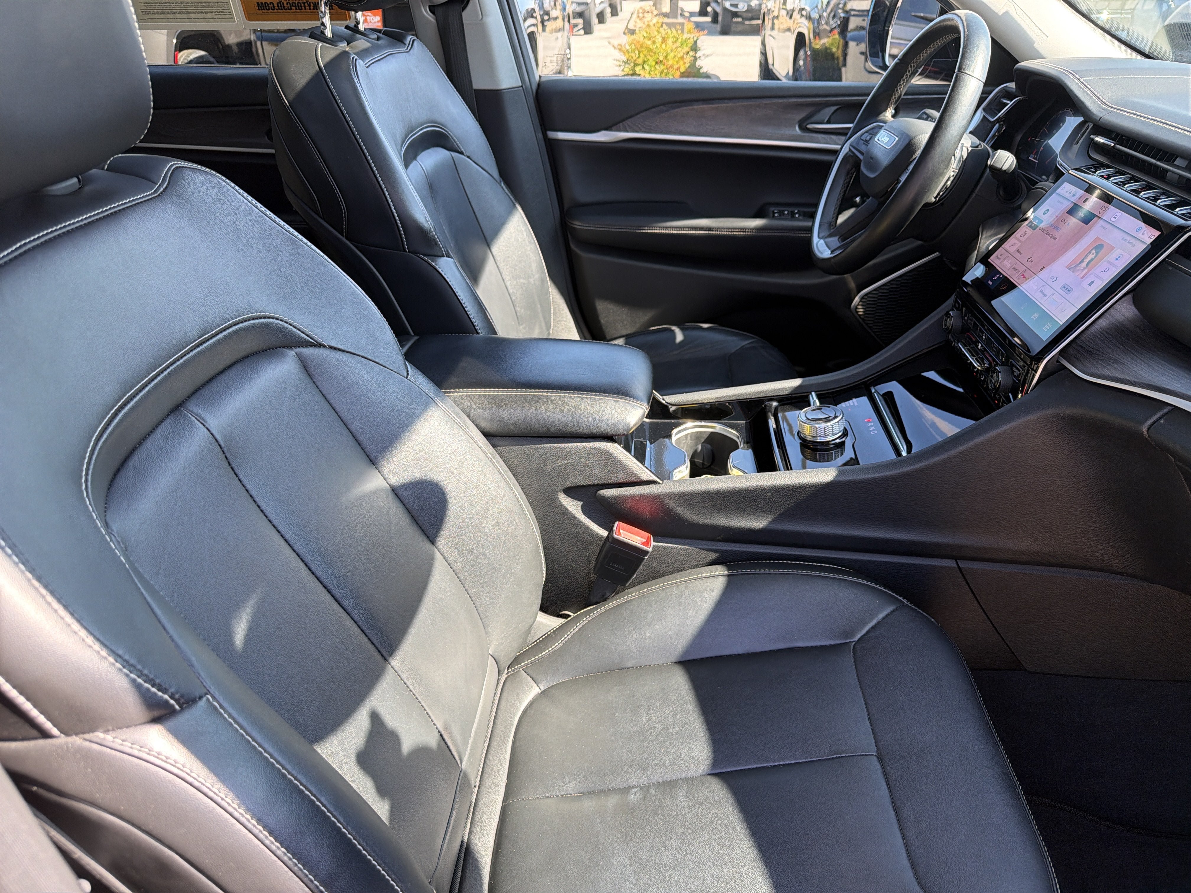 Used 2022 Jeep Grand Cherokee L Limited w/ Black Appearance Package AWD/4WD image 31