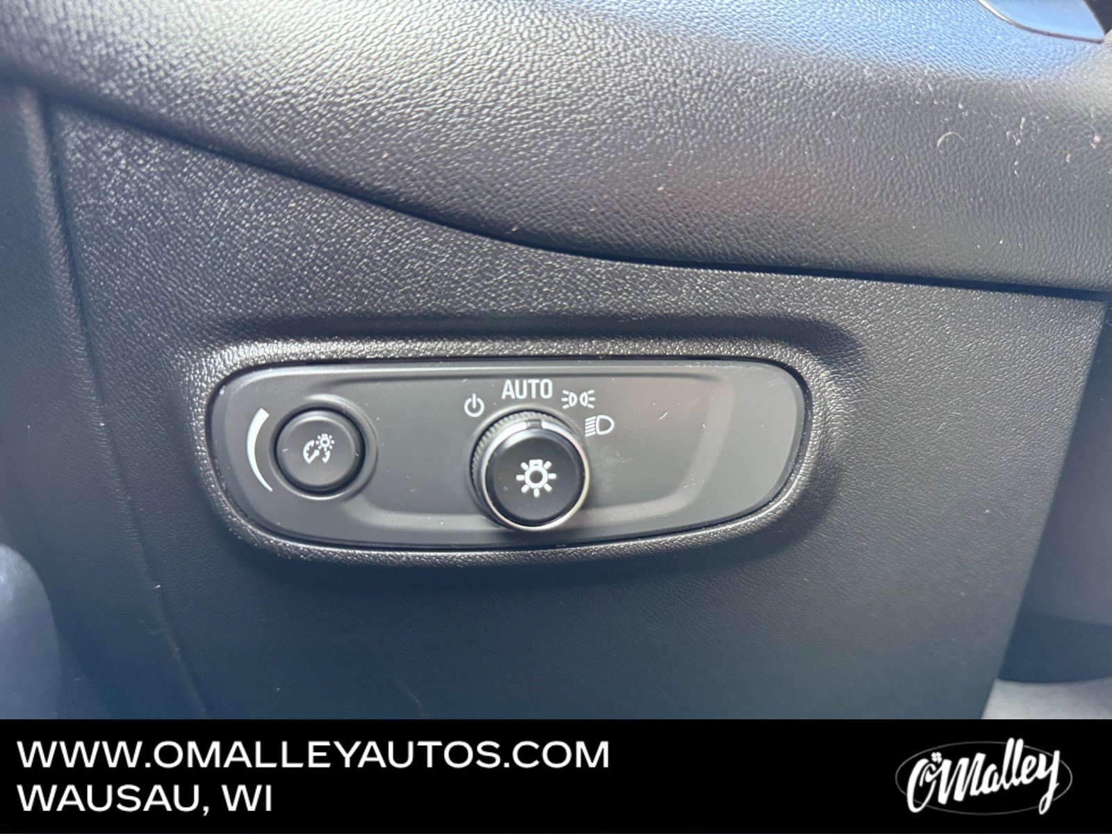 Used 2018 Chevrolet Equinox LT w/ Sun & Infotainment Package image 18