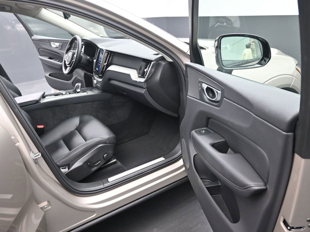 Used 2025 Volvo XC60 B5 Plus image 14