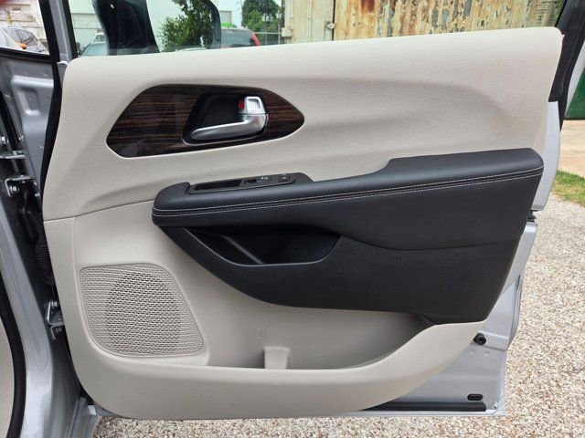 Used 2024 Chrysler Pacifica Limited FWD image 28