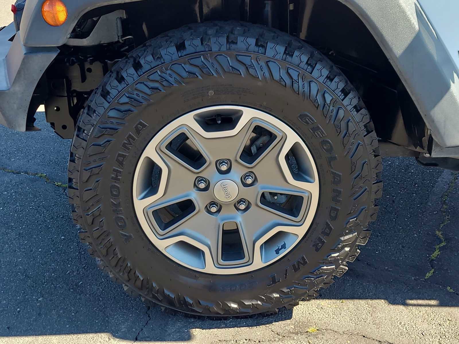 Used 2015 Jeep Wrangler Unlimited Rubicon w/ Connectivity Group AWD/4WD image 16