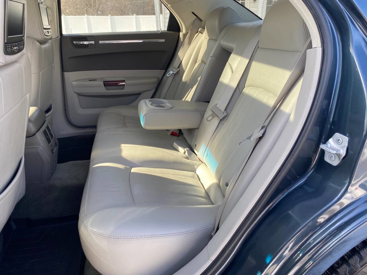 Used 2008 Chrysler 300 C w/ Protection Group II image 15