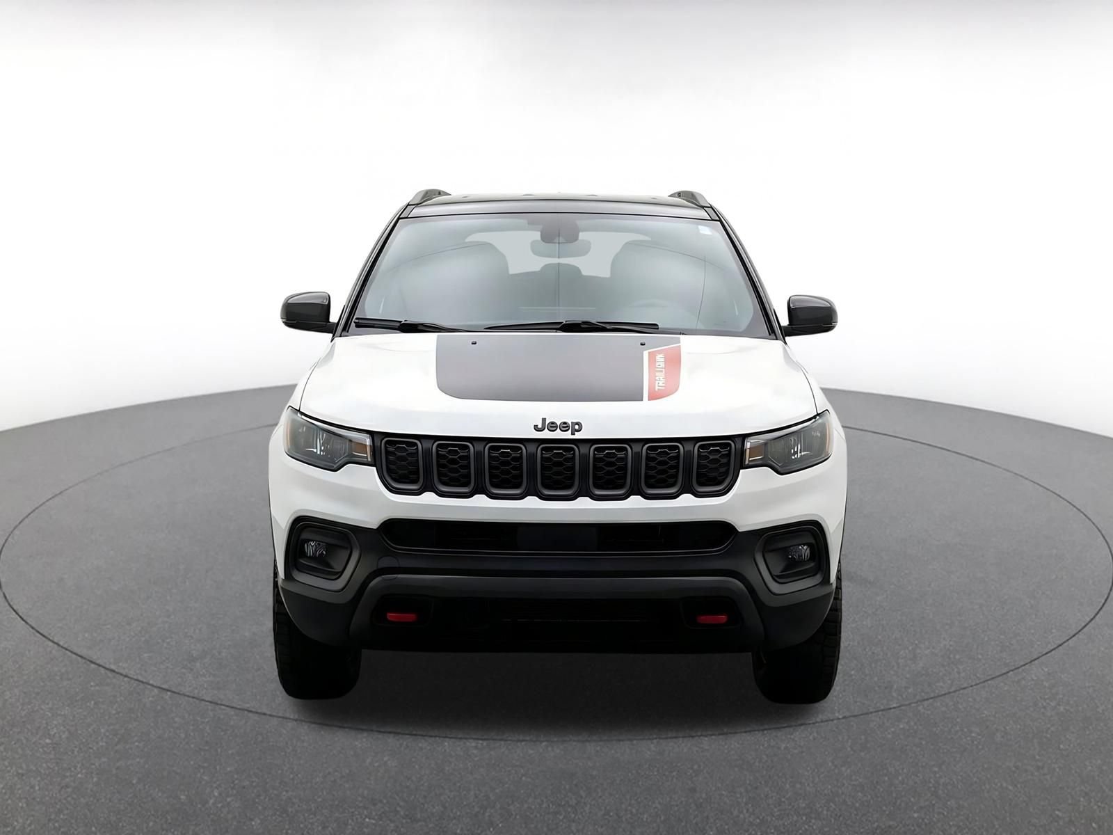 Used 2025 Jeep Compass Trailhawk AWD/4WD image 2