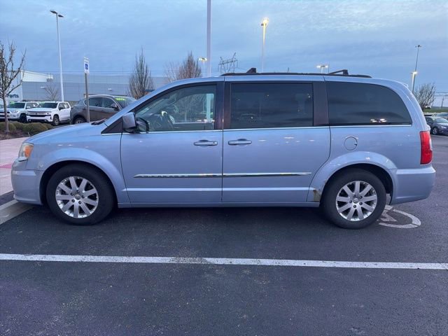 Used 2013 Chrysler Town & Country Touring image 10