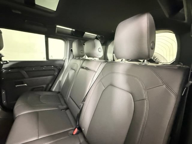 Used 2025 Land Rover Defender 110 X-Dynamic SE AWD/4WD image 24
