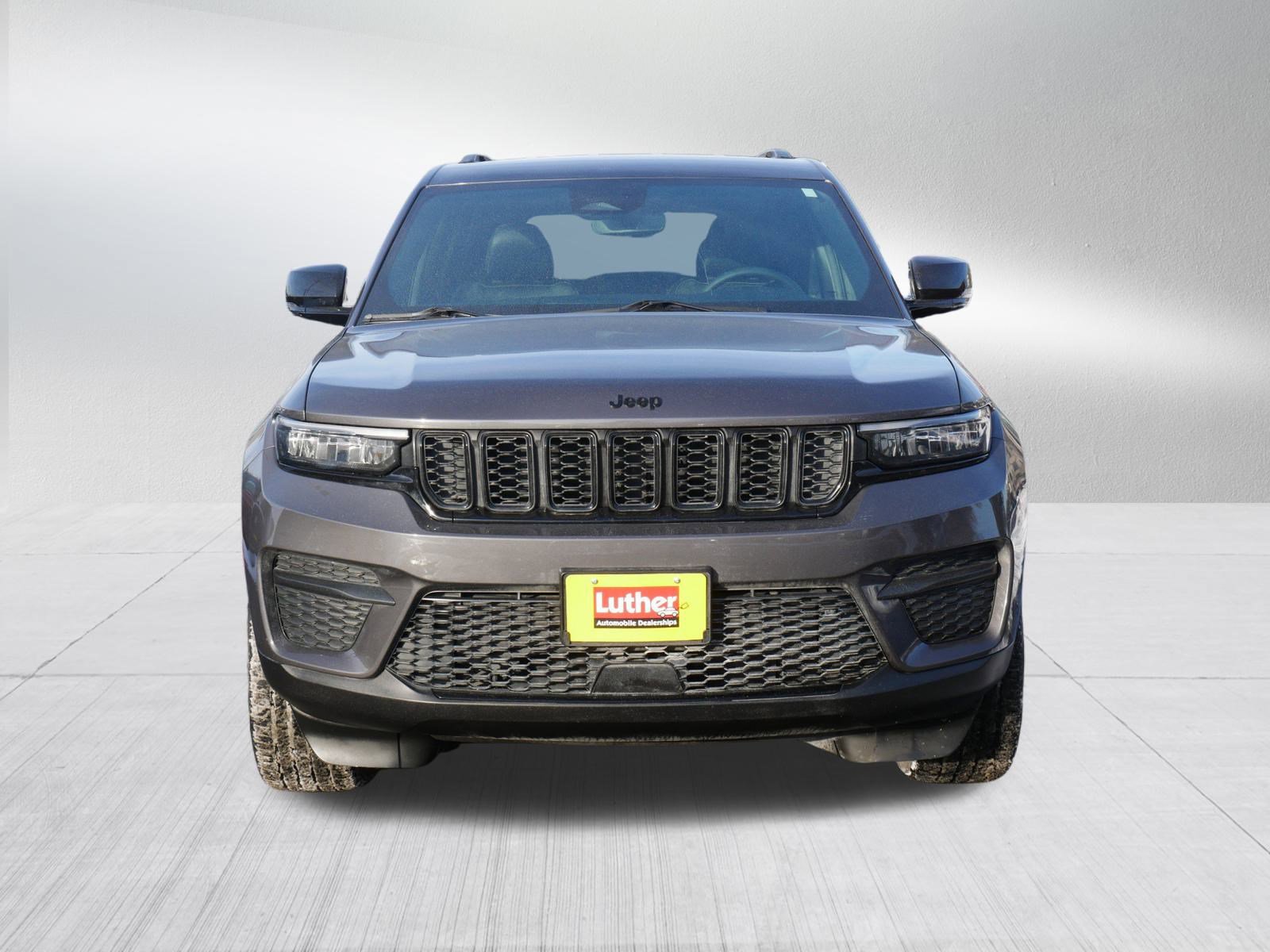 Used 2023 Jeep Grand Cherokee Altitude image 2