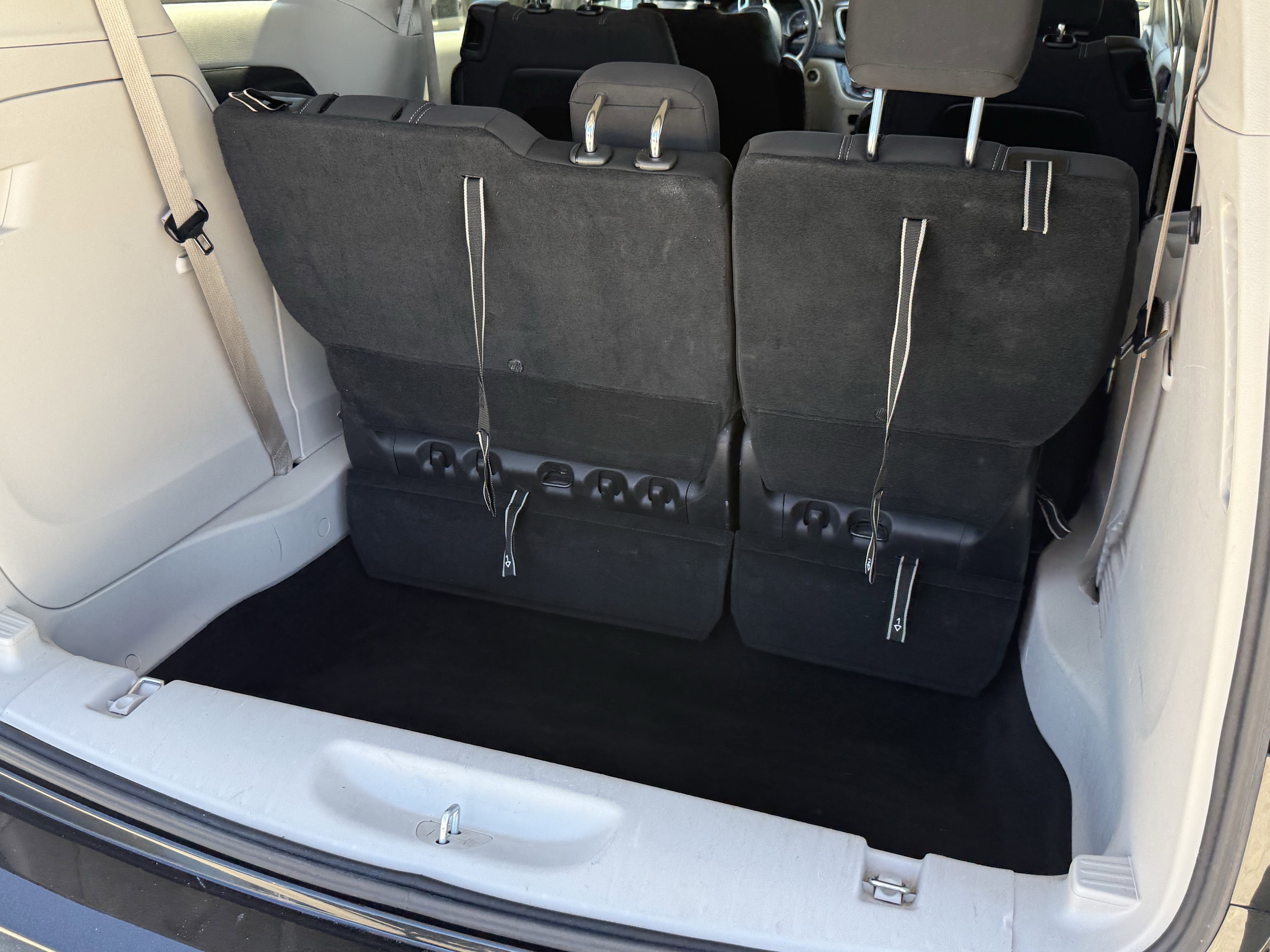 Used 2022 Chrysler Voyager LX image 32
