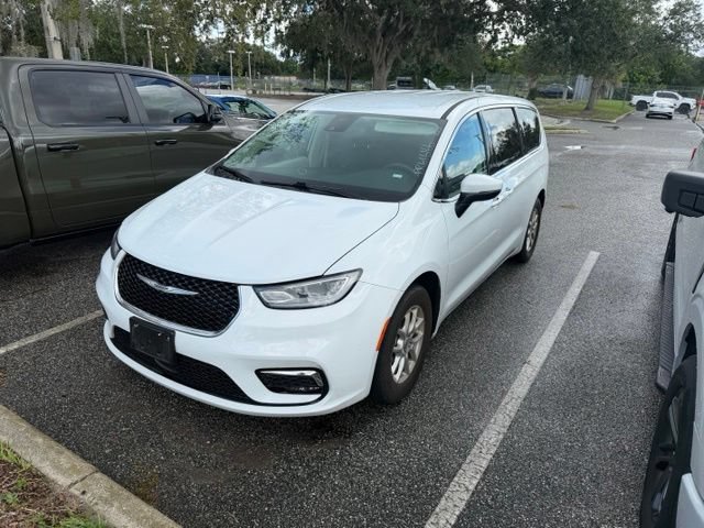 Used 2023 Chrysler Pacifica Touring-L FWD image 6