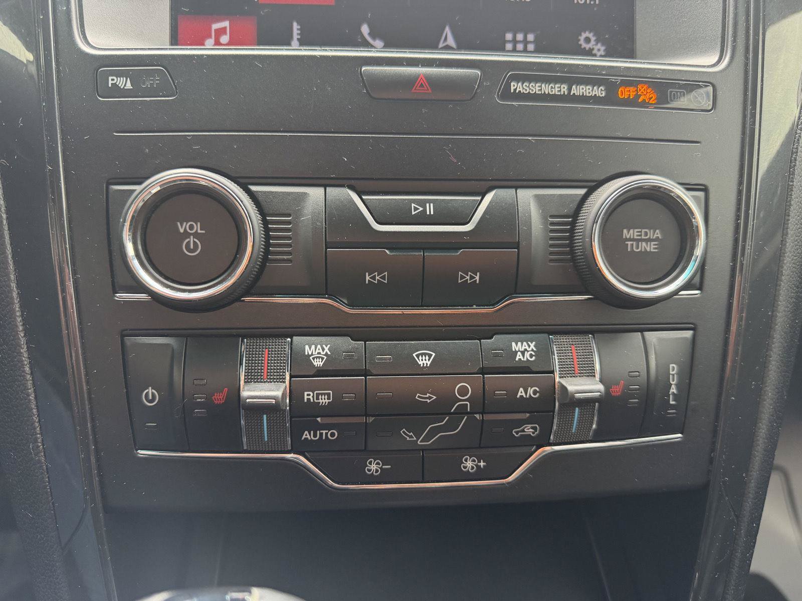 Used 2019 Ford Explorer XLT w/ Equipment Group 202A FWD image 16