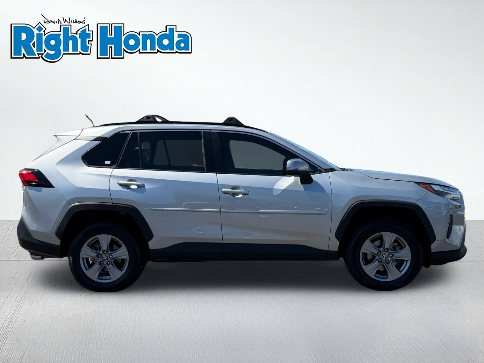 Used 2022 Toyota RAV4 XLE w/ XLE Grade Weather Package FWD image 9