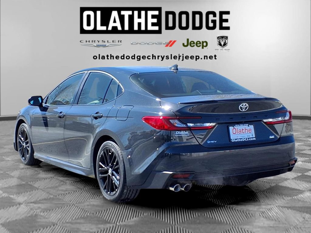 Used 2025 Toyota Camry SE image 3