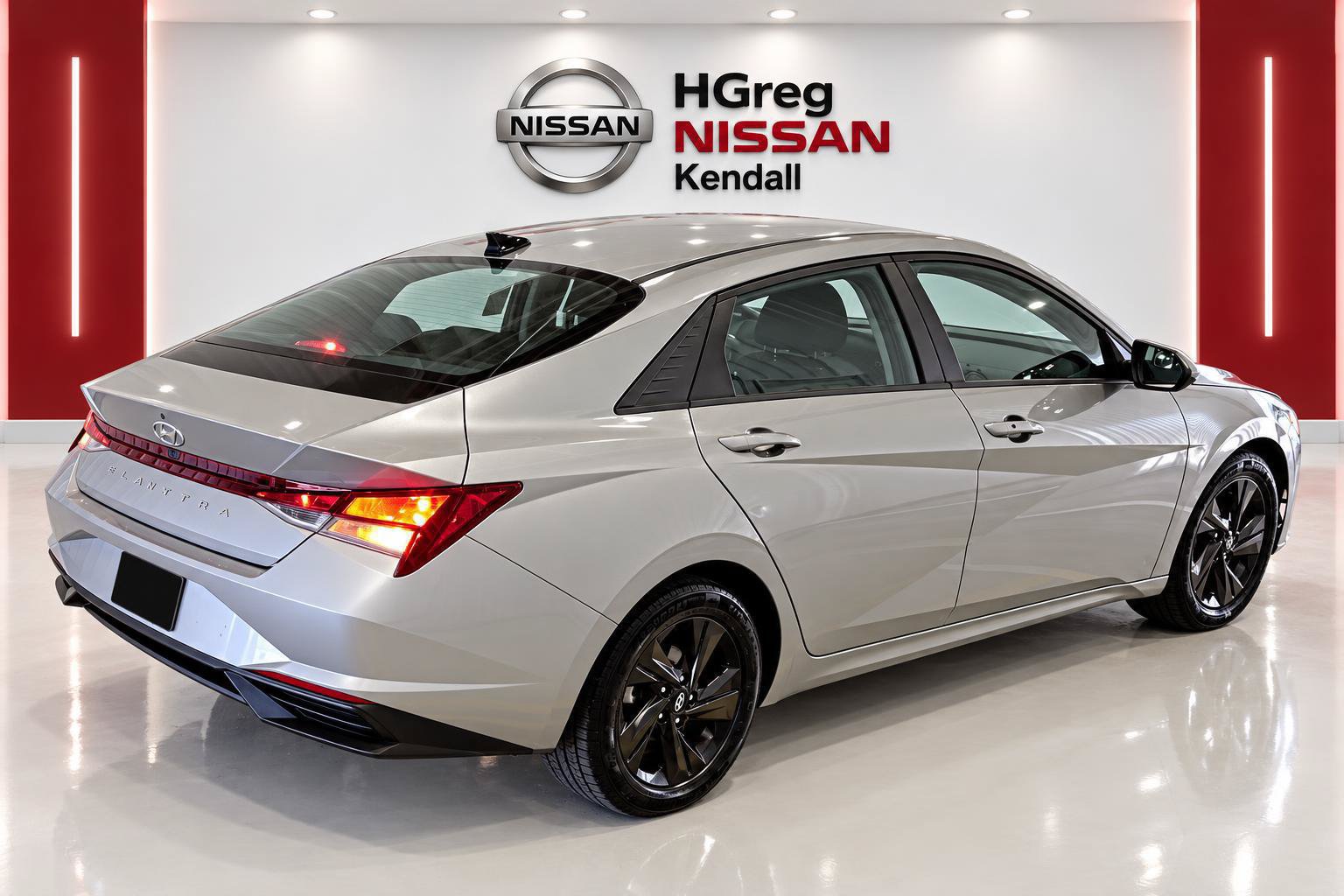 Used 2023 Hyundai Elantra SEL w/ Preferred Accessory Package FWD image 4