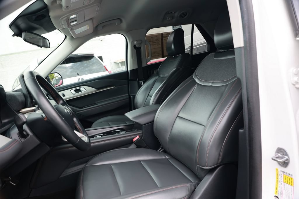 Used 2025 Ford Explorer Active w/ Active Comfort Package RWD image 17