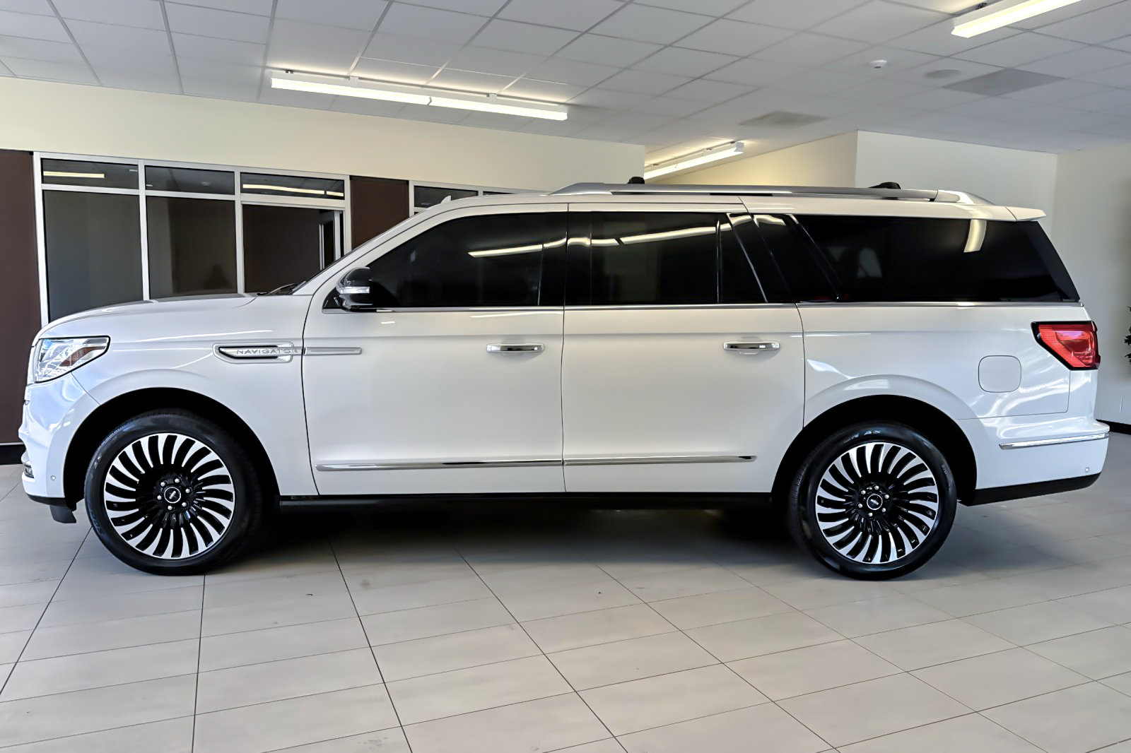 Used 2019 Lincoln Navigator L Reserve AWD/4WD image 7
