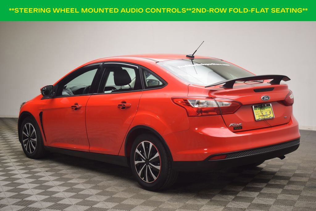 Used 2012 Ford Focus SE w/ SE Winter Pkg image 4