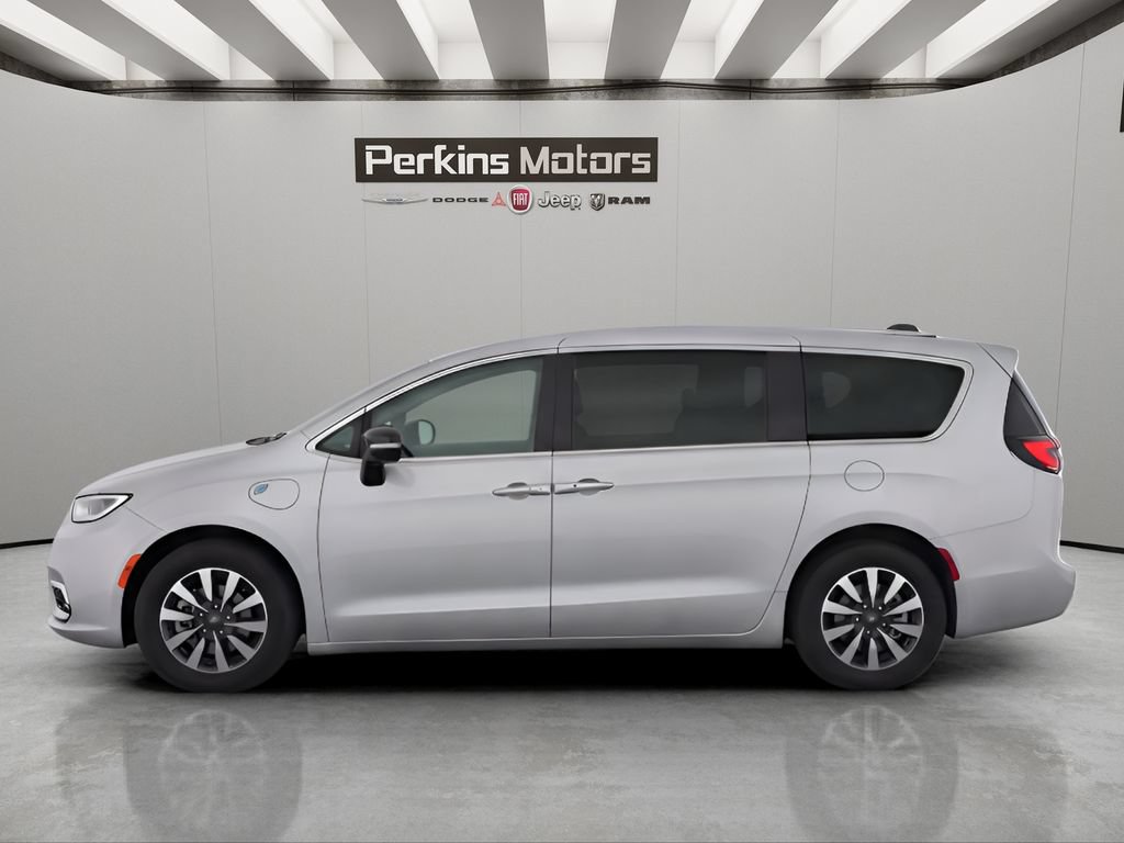 Used 2024 Chrysler Pacifica Limited FWD image 2