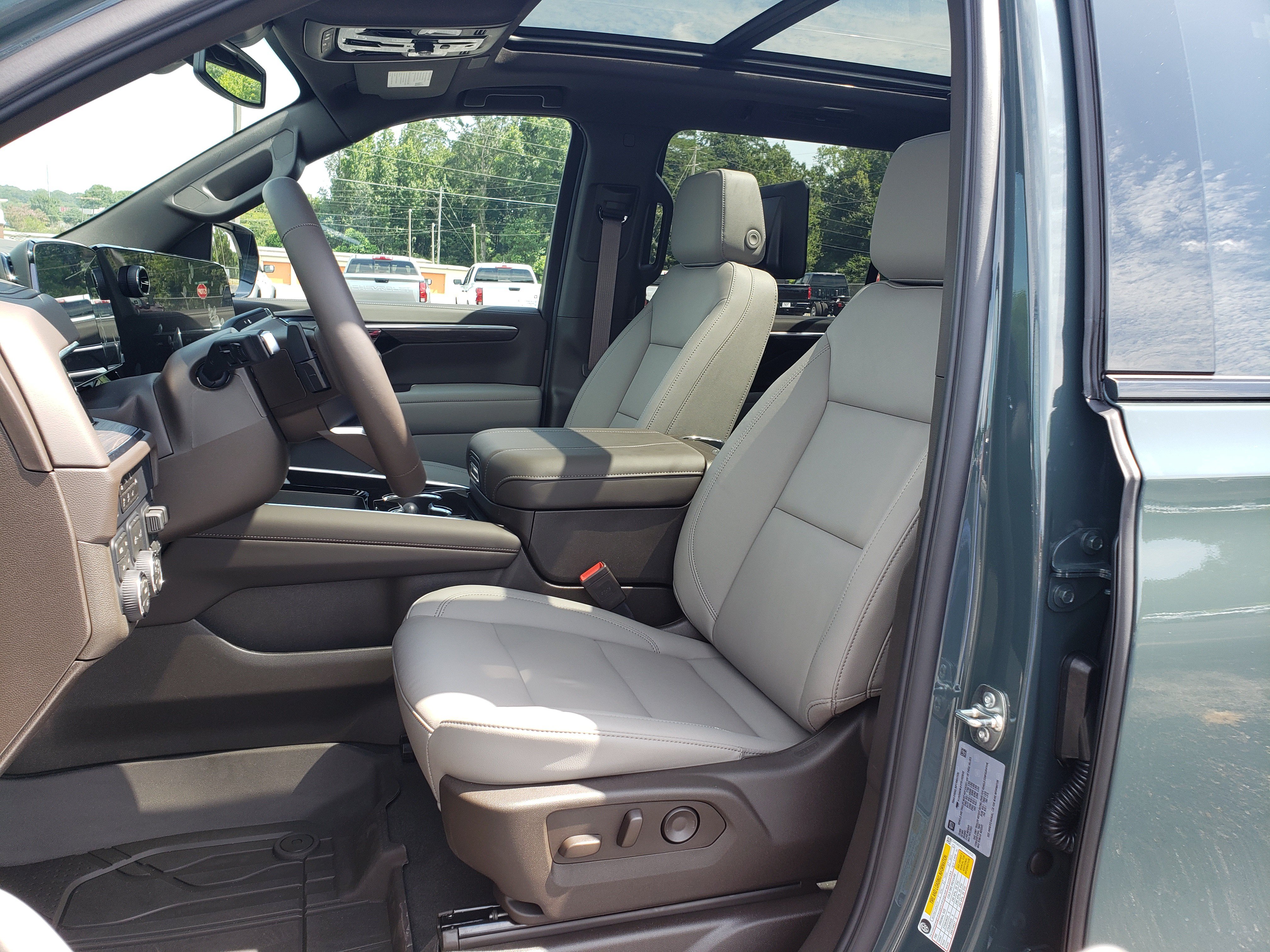 New 2026 Chevrolet Suburban Z71 w/ Z71 Off-Road Package AWD/4WD image 30