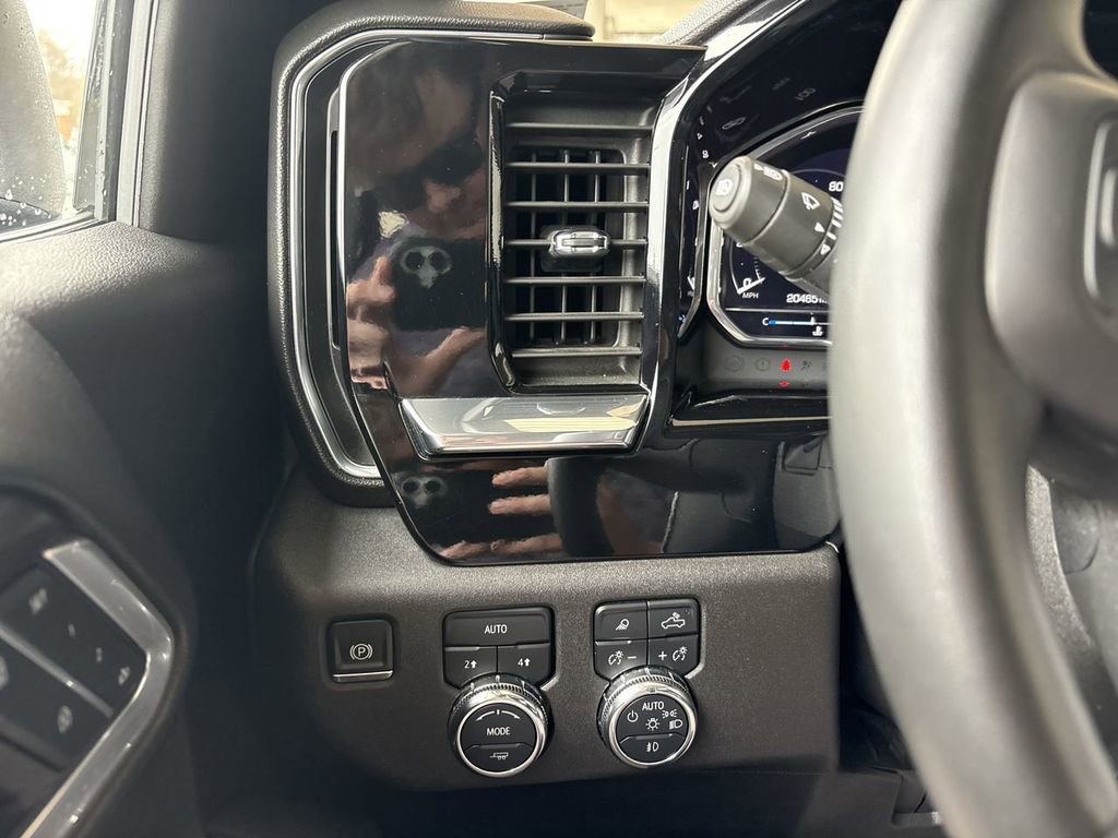 Certified 2025 GMC Sierra 1500 SLT image 18