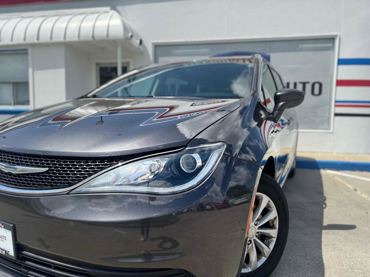 Used 2019 Chrysler Pacifica Touring-L image 4